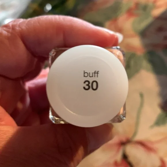 Neutrogena SkinClearing Oil-Free Makeup Size 1FL OZ - Picture 5 of 6